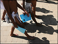 Meninas passam com seus certificados de virgindade