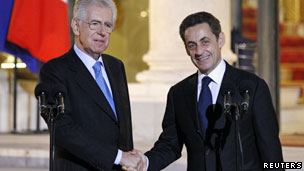法国总统萨尔科齐(右)在巴黎会晤意大利总理蒙蒂(06/01/2012)
