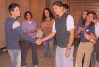 Pobl ifainc y ddwy gymuned yn cwrdd ar <i>kibbutz</i> Givat Haviva