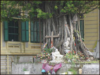 Tượng Đức Mẹ Sầu bi dựng trong khuôn viên