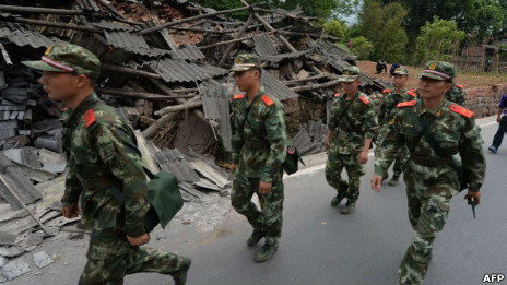 四川雅安芦山县解放军士兵到达现场救灾(21/4/2013)
