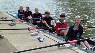 胡可洋（右二）是剑桥大学赛艇队的积极分子