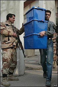 Seçim sandıkları ve güvenlik görevlileri