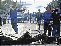 Homem pula barricada em Porto Príncipe