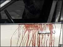 Carro onde morreram duas mulheres em ataque nesta terça-feira em Bagdá