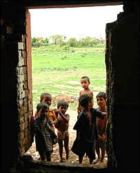 एक कक्षा के सामने खड़े बच्चे