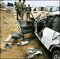 Carro atingido por bombardeio em Gaza