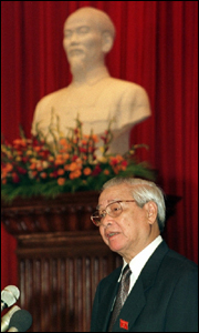 Ông Võ Văn Kiệt phát biểu trong một phiên họp Quốc hội tháng 10/1996, dưới tượng Bác Hồ