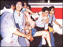 دانشجويان يک مرد زخمی را حمل می کنند - چهار ژوئن 1989