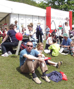 Cannoedd o bobl yn mwynhau'r haul ym Margam.