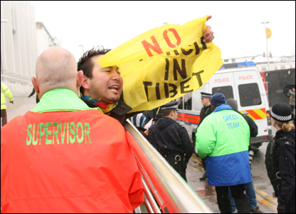 Một người biểu tình vì Tây Tạng bị cảnh sát bắt