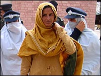 مختاراں مائی نے پابندیاں اٹھانے کا مطالبہ کیا ہے۔