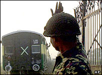 Hindistan-Pakistan sınırının Hindistan bölülümünde control noktası ve güvenlik görevlisi