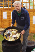 Geriant Bevan ar ffatri fwydod