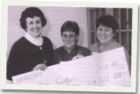 Marilyn Salmon, sydd wedi bod yn codi arian at achosion da trwy gynnal tridiau coginio ac arddangosfeydd yn ei chartref. Dyma lun ohoni yn cyflwyno siec i staff Cartref Paul Sartori 