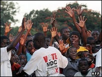 Các cổ động viên cho đảng MDC ăn mừng chiến thắng hôm 02.04.08