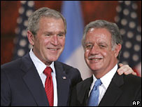 Os presidentes dos EUA, George W. Bush, e da Guatemala, Oscar Berger