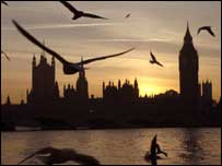 从泰晤士河畔看伦敦国会大厦