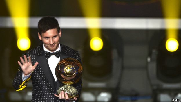 விருதுடன் மெஸ்ஸி