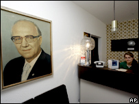 Quadro de Horst Sindermann ao lado da recepção