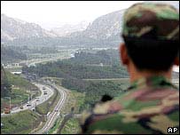 Soldado sul-coreano vigia a fronteira