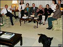 A família Bush com o cachorro Barney 