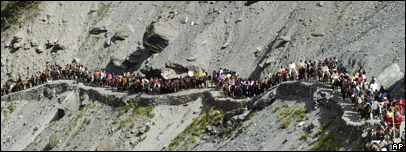 印度教徒在喜马拉雅山上的朝圣队伍