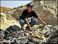 जाँच करने वाले अधिकारी लाशों के साथ