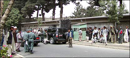 صف طويلی ازجوانان افغان 