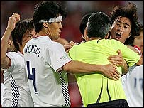 韩国队员与裁判