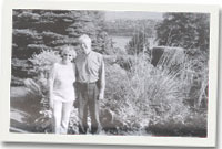 Glenys a David yn yr ardd