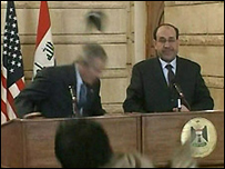 Ông Bush né chiếc giày