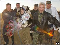 انوشه انصاری از محل فرود بيرون برده می شود