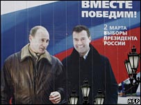 Putin ve Medvedev'i kolkola gösteren seçim panoları