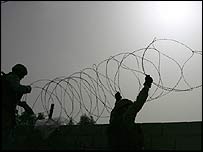 Soldados americanos protegem local de votação em Bagdá