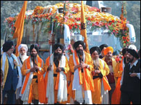 पाकिस्तान पहुँचे तीर्थयात्रा