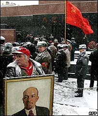 Khách vào viếng lăng Lê-nin tại Moscow