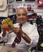 Sam Lewis yn ei siop ym Mangor