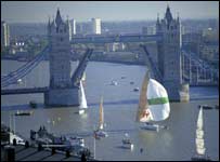 A Ponte da Torre de Londres com veleiros cruzando sob a parte levadiça da ponte