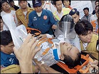 Vítimas do acidente são atendidas em Bangcoc