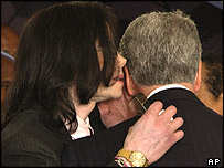 O astro pop Michael Jackson diz algo ao ouvido de seu advogado