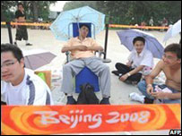 Chineses fazem fila para comprar ingressos em Pequim. Foto: AFP