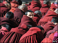 Monges budistas em cerimônia no Monastério de Labrang, Lhasa