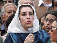 Butto evinin önünde taraftarlarına sesleniyor