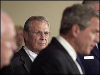 Donald Rumsfeld (esq.) e George W. Bush