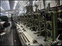 Operário em uma fábrica em Buenos Aires