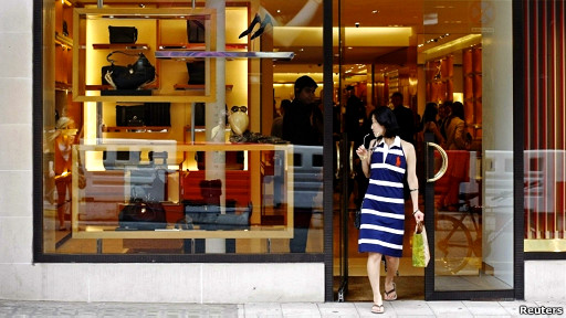 一名中国游客在逛新邦德街名牌店