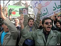 Protestos em frente à embaixada britânica em Teerã