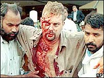 कराची में कार बम हमला