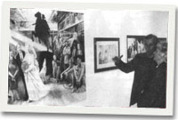 Jeremy Yates yn esbonio un o'r lluniau yn Oriel Ynys Môn